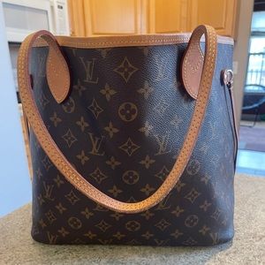 Louis Vutton Never Full MM with pink inside. Less than a year old.